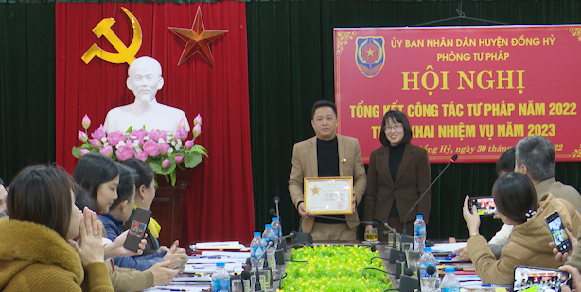 ANH TRAO KY NIEM CHƯƠNG