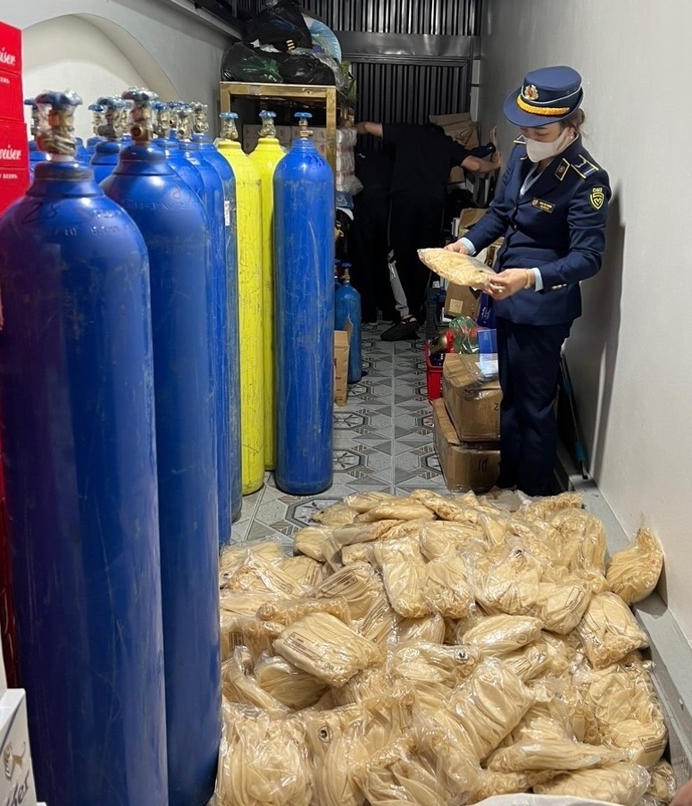 Cơ quan chức năng tạm giữ 21 bình khí N2O và số lượng lớn bóng bay để sản xuất bóng cười tại TP Móng Cái, tỉnh Quảng Ninh (Ảnh sưu tầm).