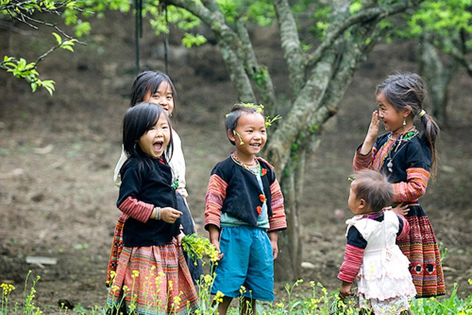 Tờ gấp "MỘT SỐ QUY ĐỊNH VỀ CHÍNH SÁCH CHO TRẺ EM NHÀ TRẺ, HỌC SINH, HỌC VIÊN Ở VÙNG ĐỒNG BÀO DÂN TỘC THIỂU SỐ VÀ MIỀN NÚI"