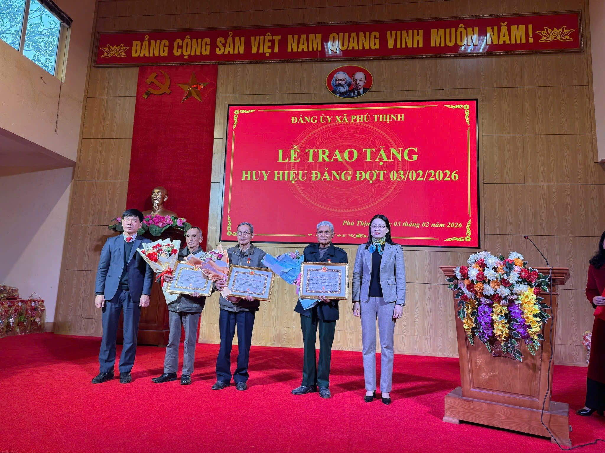 Đảng bộ xã Phú Thịnh: Trao tặng Huy hiệu 55 năm, 45 năm tuổi Đảng